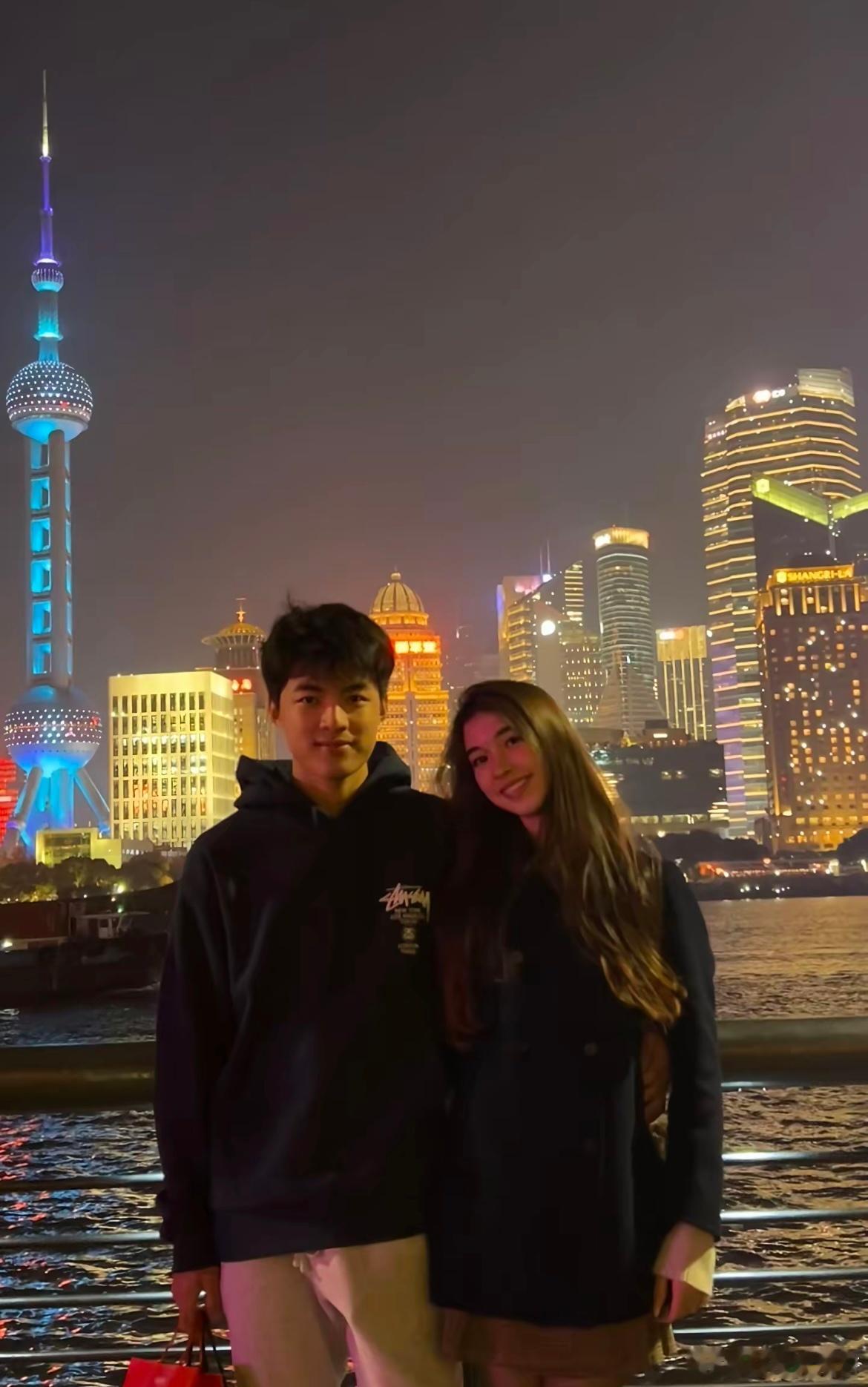 在新加坡留学谈到的女朋友，每年冬天都飞来上海找我。