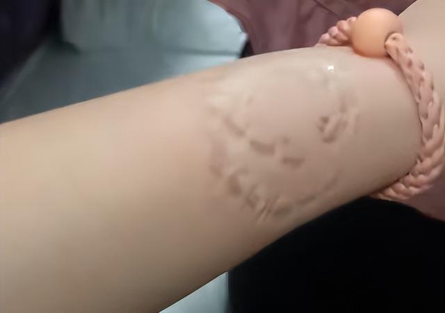 “坏人变老了！”6月26日报道，北京，一女子刚上火车，发现自己卧铺被一位大妈占了