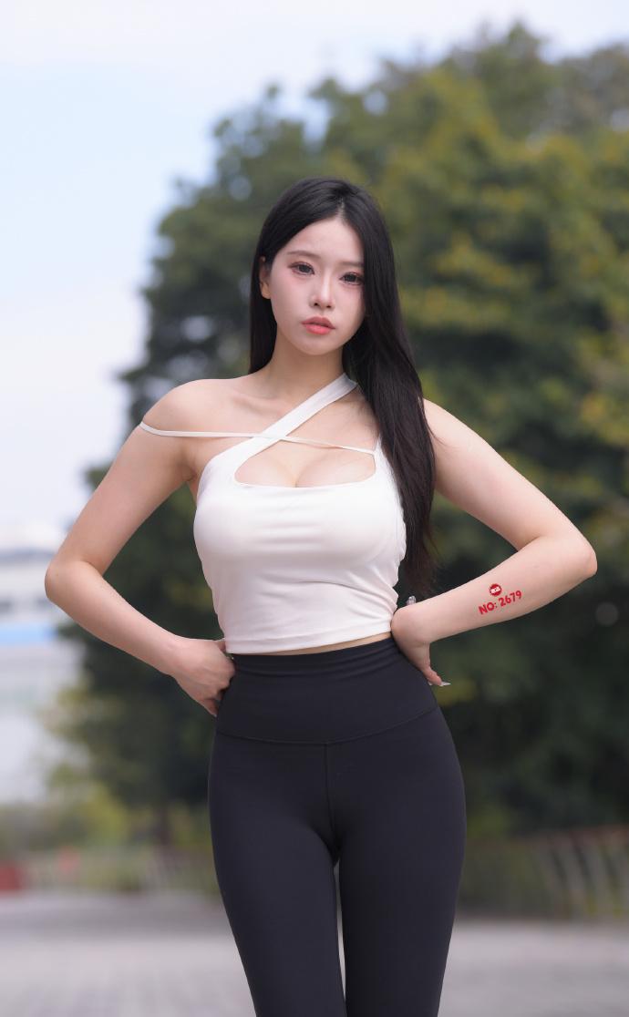 分享一组黑色瑜伽裤大长腿美女穿搭，正常穿搭无不良引导，高清美女大长腿