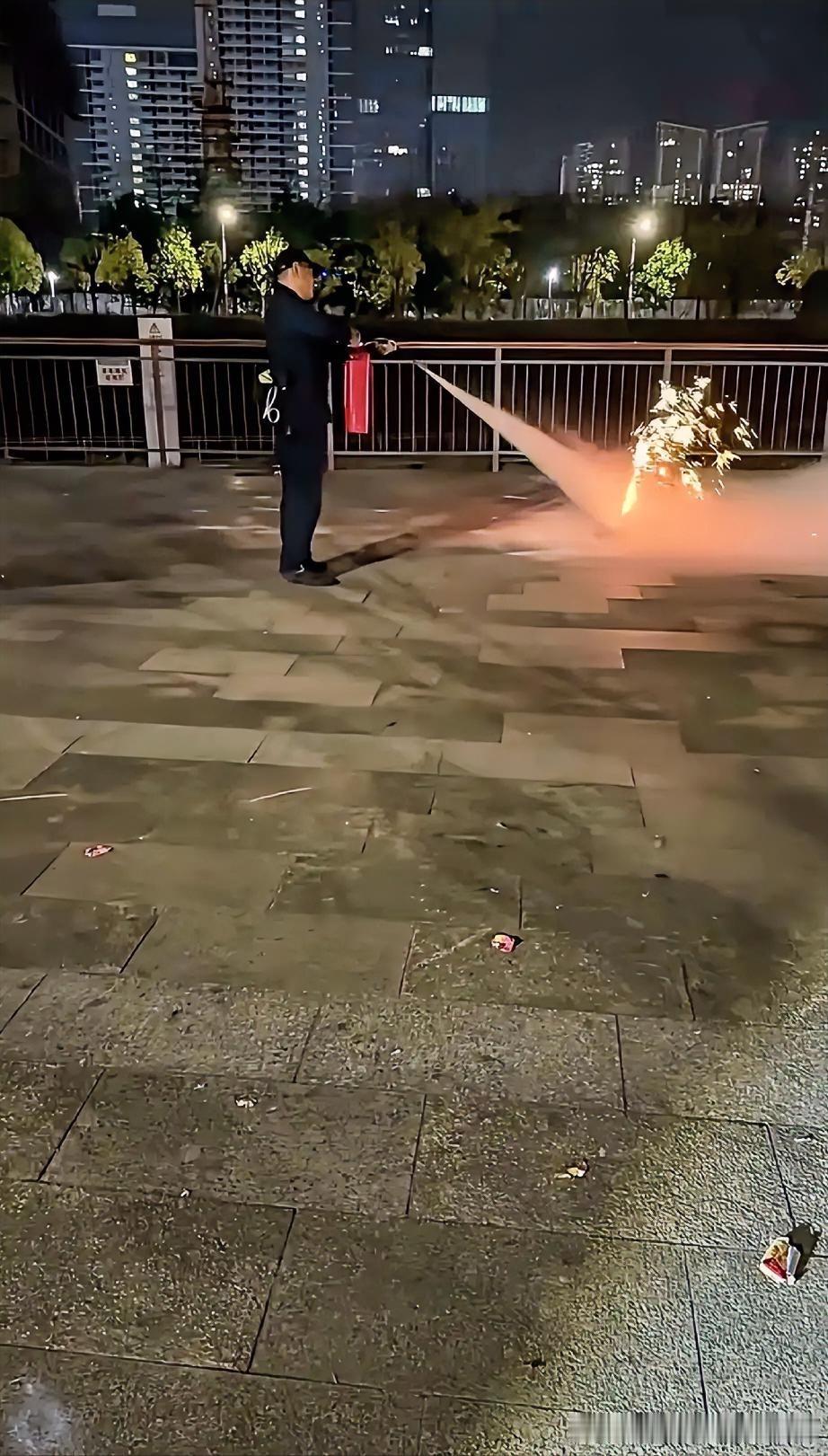 这个场景是不是有点小题大做了？孩子在室外放了一个呲花，阿sir看到，居