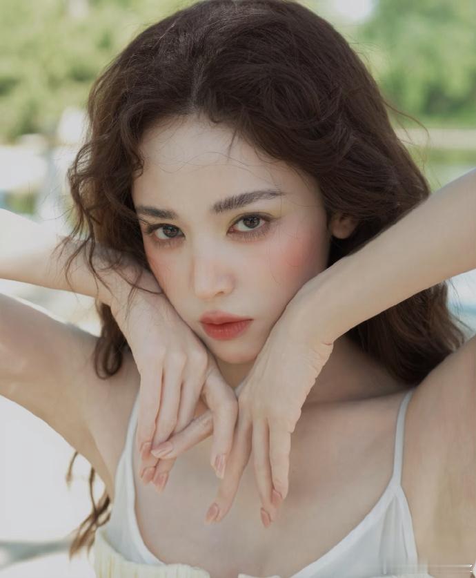 娜扎混血洋娃娃像欧美人那样精致立体的五官，深邃的面孔再加上混血妆容，锦上添花形