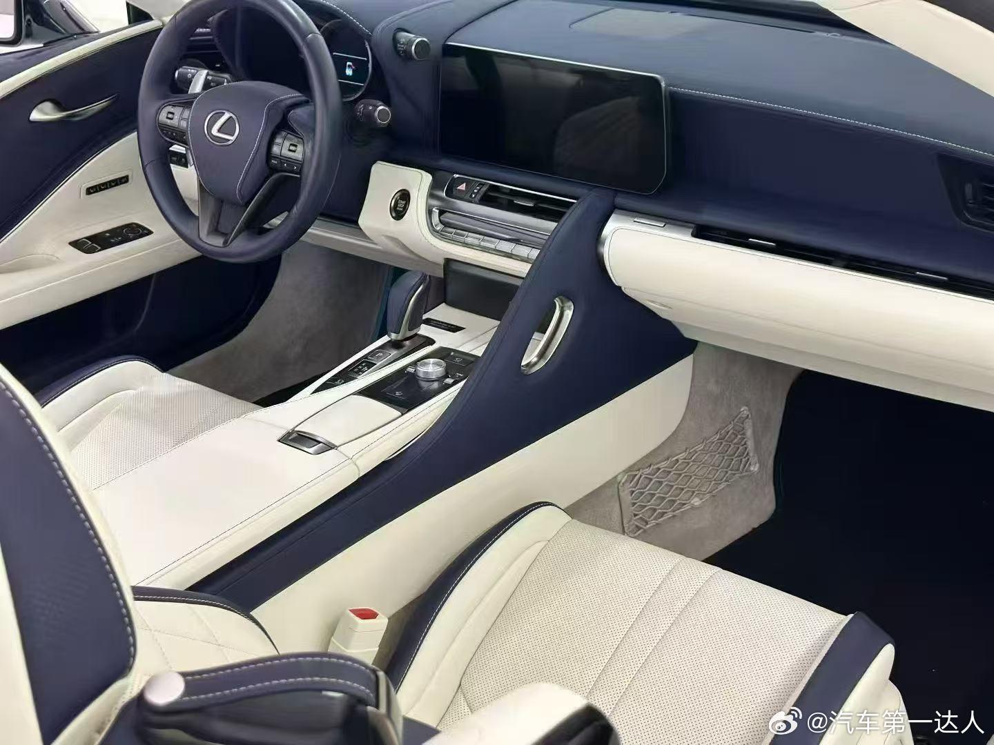 雷克萨斯LC500敞篷V8，25年上牌，9000公里，游艇蓝/象牙白..