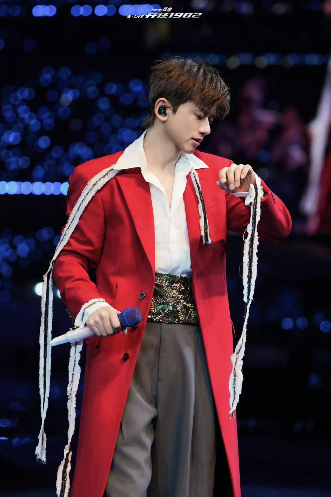 张杰在演唱会现场当幼教笑不活了!张杰演唱会直接解锁“幼教”新身份🎶台上台下互