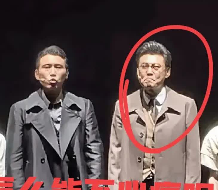 李乃文昨天哽咽谢幕时，难道大家没发现一个细节吗！李乃文昨天谢幕时，情