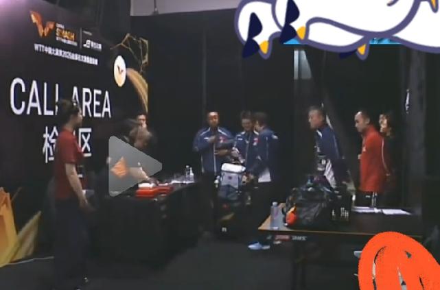 捧起女单冠军杯，身后的这些人真的无法一一感谢!北京大满贯决赛候场这一幕，看