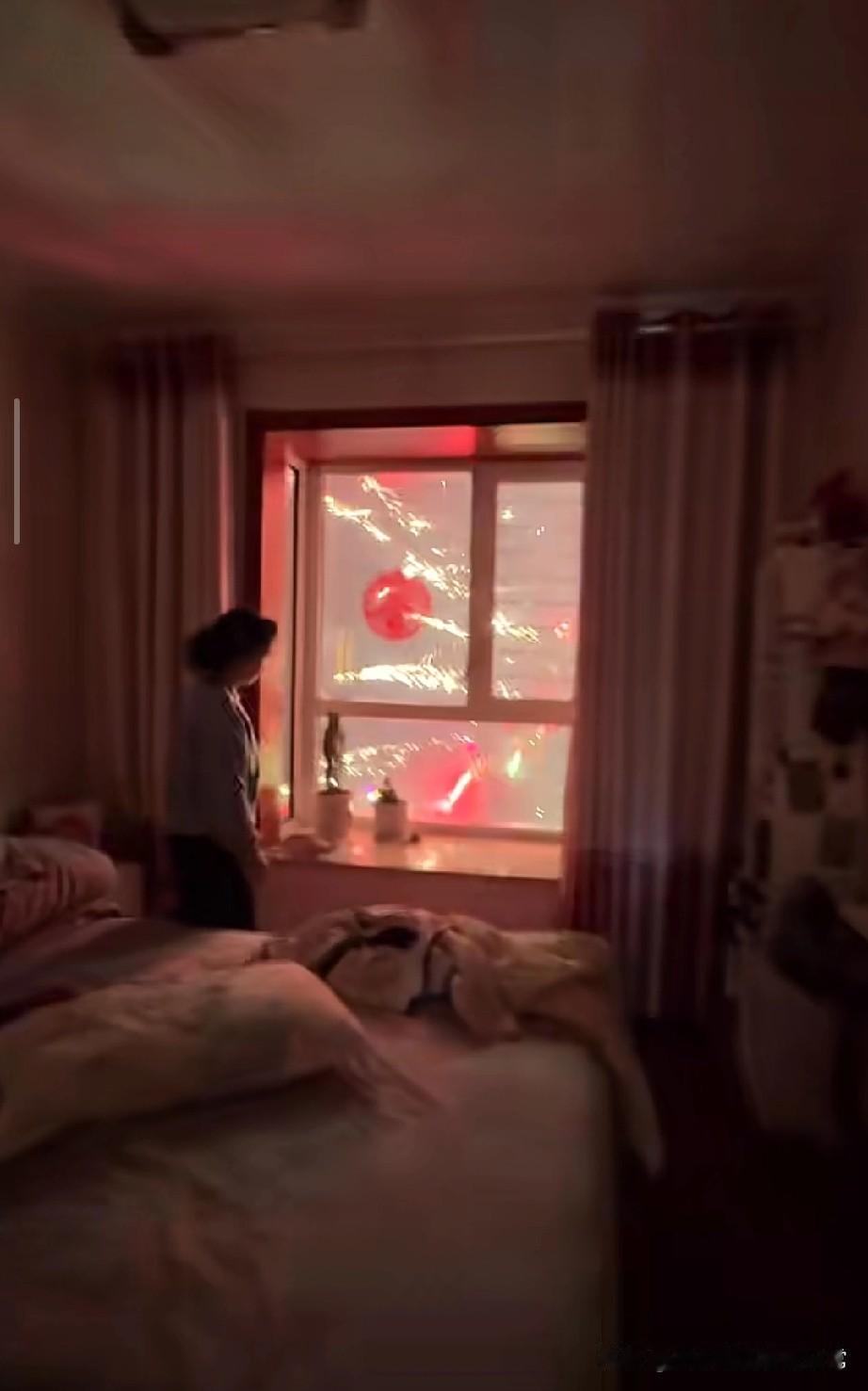 高层看烟花爽翻！下一秒羽绒服惨遭“点阵轰炸”住32楼本以为捡着大便宜，不