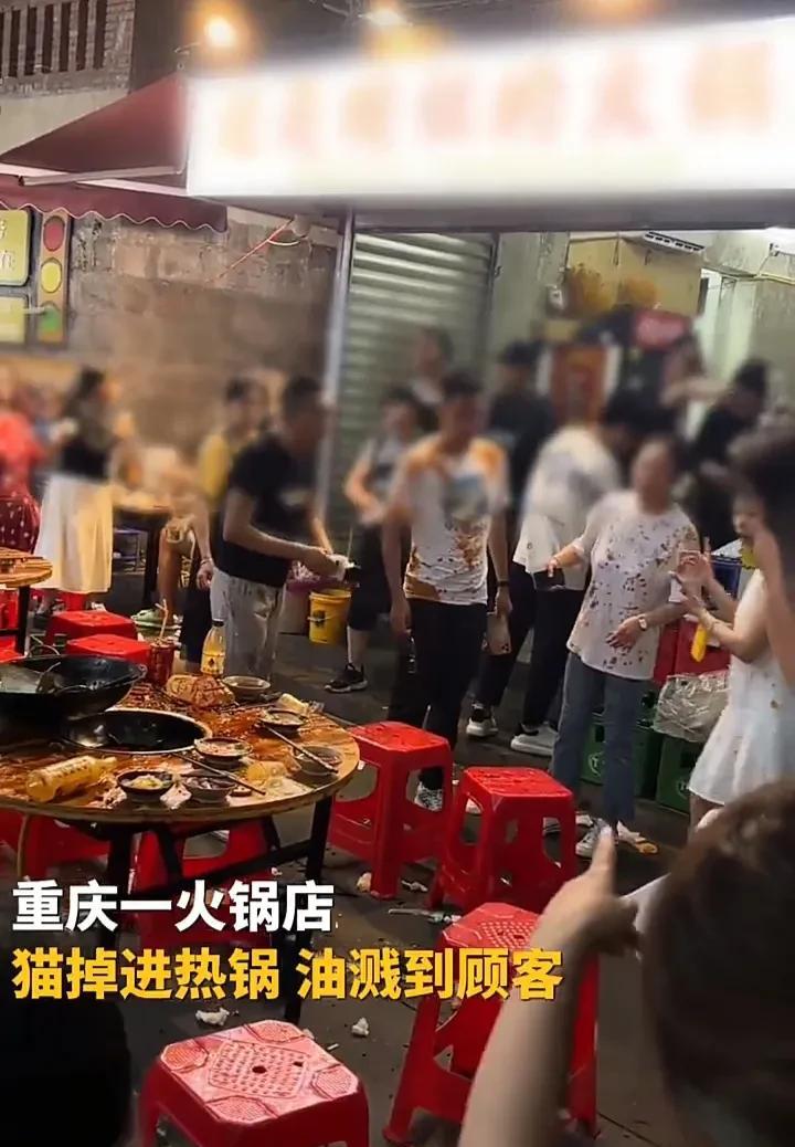 这位店主的做法太暖心了！5月2日，重庆一家火锅店外，一群顾客正在吃饭时，突然有一