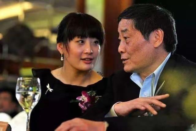 宗庆后曾与杜建英结婚，遭宗馥莉反对又离婚，共有七个子女。符合逻辑的时间线可能是这