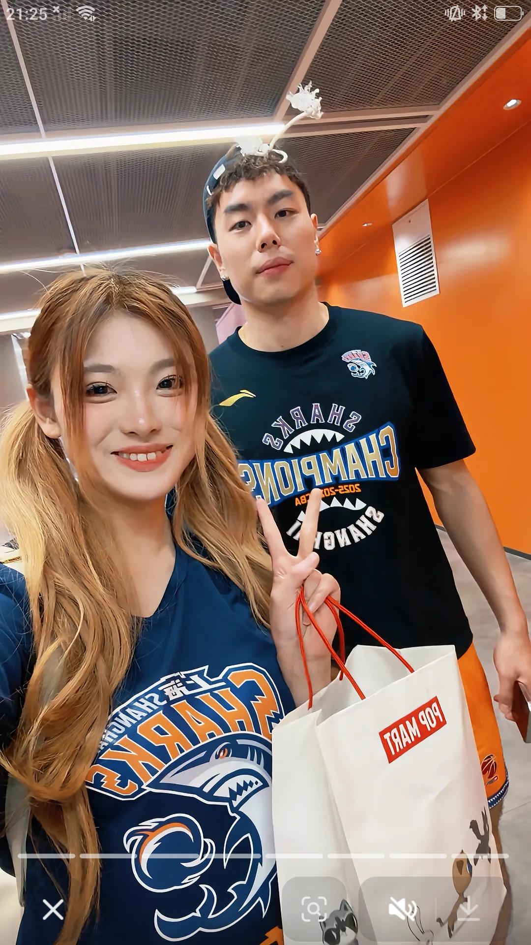 【这个美女应该是上海久事男篮的超级球迷，在上海队夺冠后与球队核心球员一一拍照，让