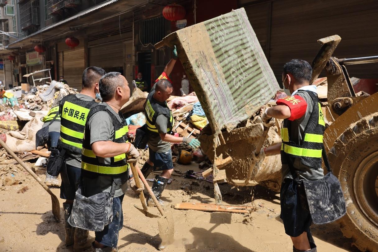 洪水不退我们就是堤【镇远民兵坚守榕江纪实！】6月26日一早，接到上级指示，镇远县