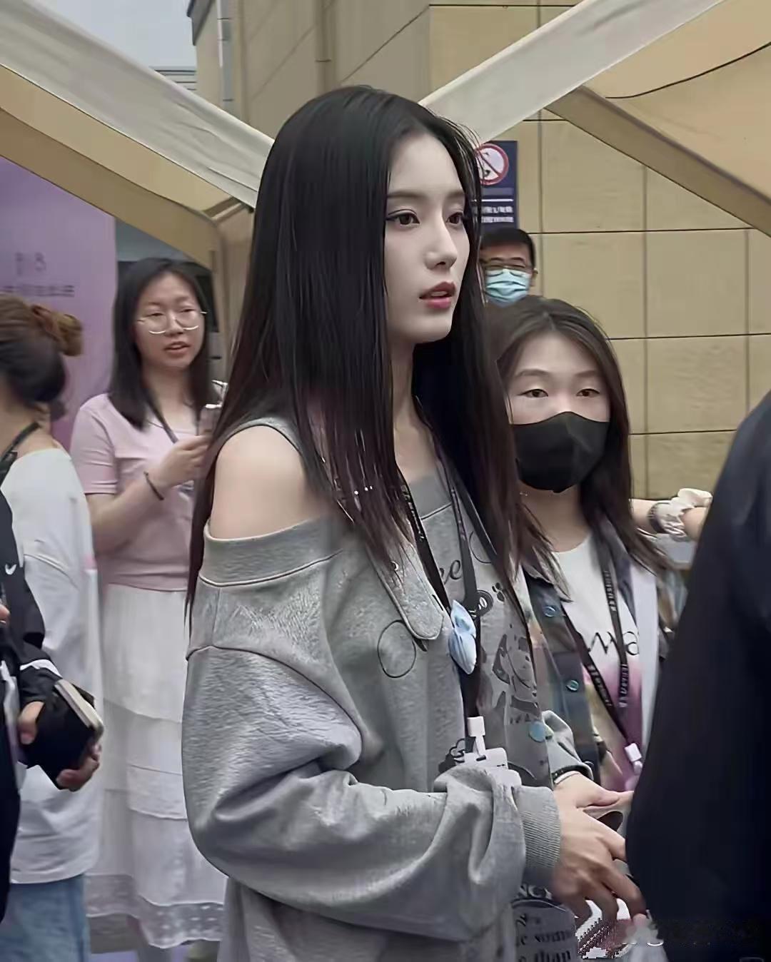 哇塞！碰到徐艺洋了，白得跟发光似的！个儿高高的，长得老美了，黄子韬这可真是走大运