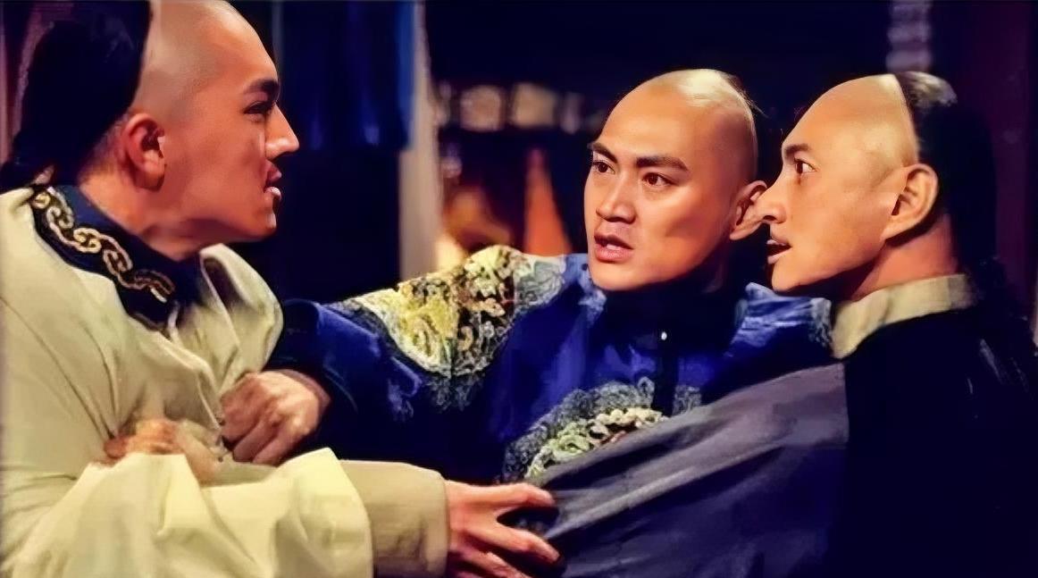 雍正二年十月二十七日，雍正将一份朱批谕旨交给表叔鄂伦岱，就宣布退朝了。这个佟表