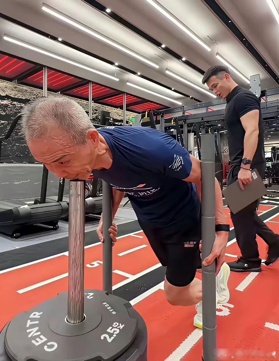 王石这下巴练的够狠啊，如此大的运动量，他的神体吃得消吗？