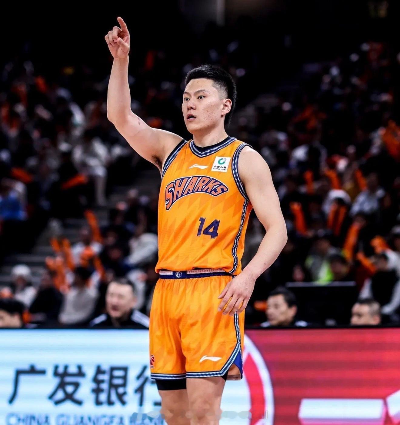 国家队锋线李弘权为了让上海久事在今夏有更多的空间进行引援运作，他在薪资方面做出了