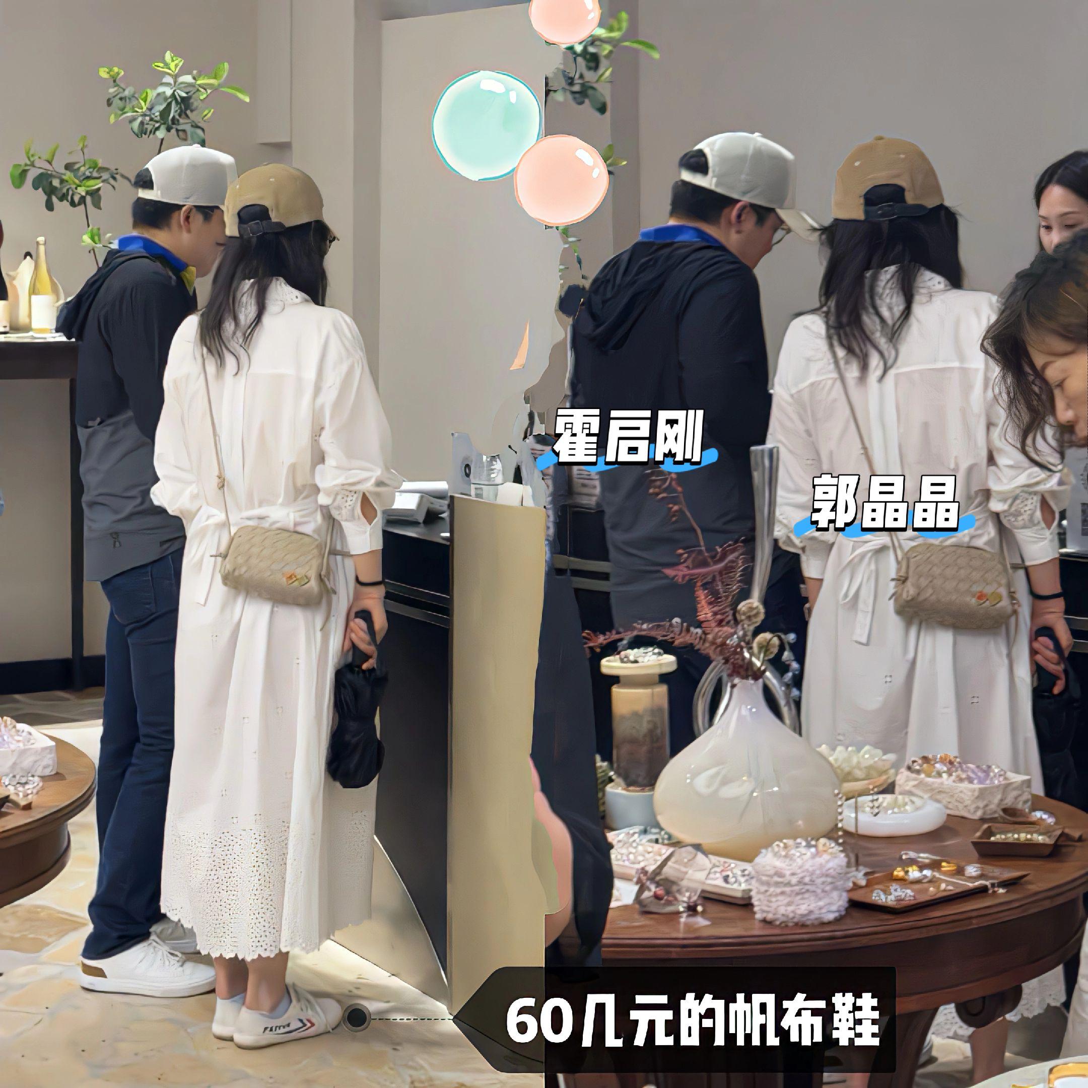 郭晶晶穿60几元的帆布鞋陪老公购物。作为豪门太太，郭晶晶好低调呀，偶遇...