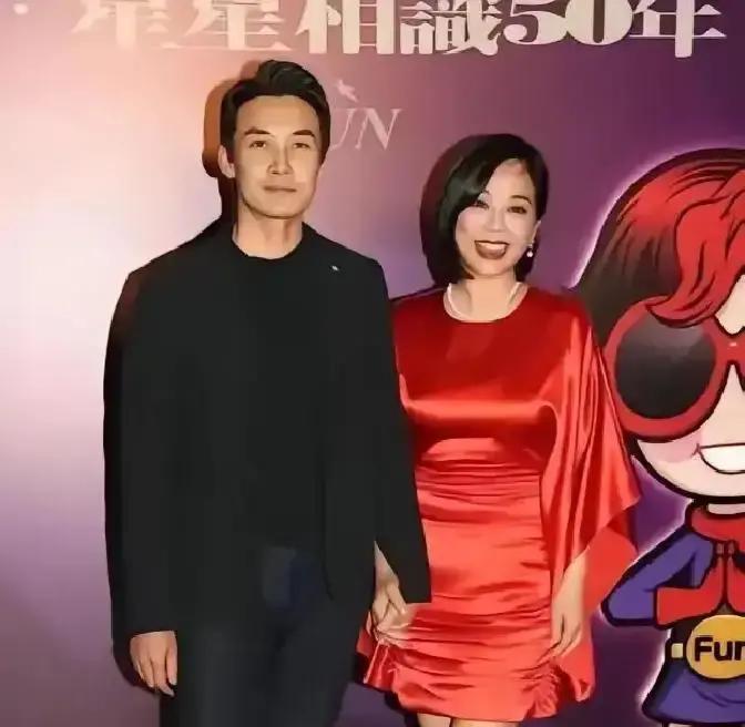 8年无子，她画展火了张铎26岁那年娶了34岁的陈松伶。媒体追着问：年纪差8