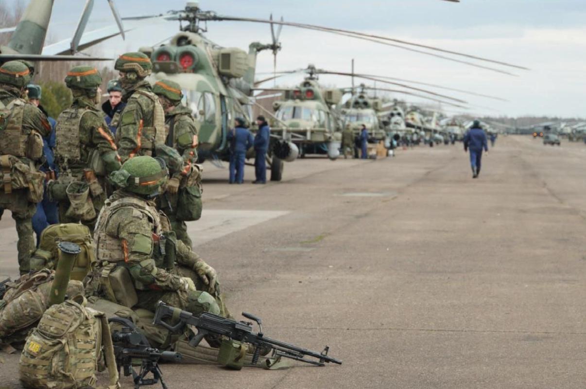 俄乌战争进入第5年，开战第一天，正在集结的俄军伞兵特种兵，准备突袭安东诺夫机场。