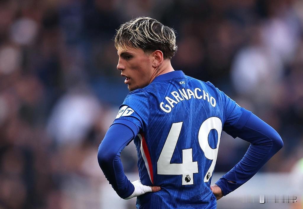 曾经的曼联太子🤴21岁切尔西边锋：加纳乔，自从加盟切尔西处境艰难，个性独特，