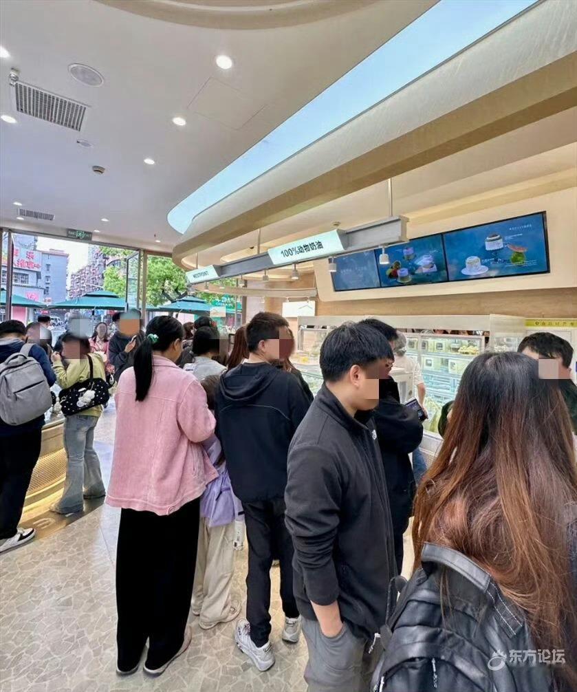 来宁波的新店开业都会排长队能坚持多久呢❓天一广场的又一家新店开业，依旧是大排队