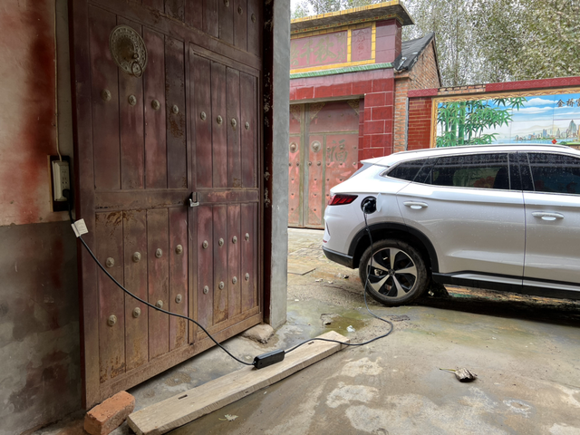 自带充电枪+家用插座充电功率1.2kw110高配，目前总里程跑了近3000公里