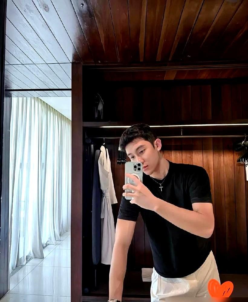 别再说李晨他们“不务正业”了。一笔账算得明明白白。去横店拍部戏，耗上三个月，