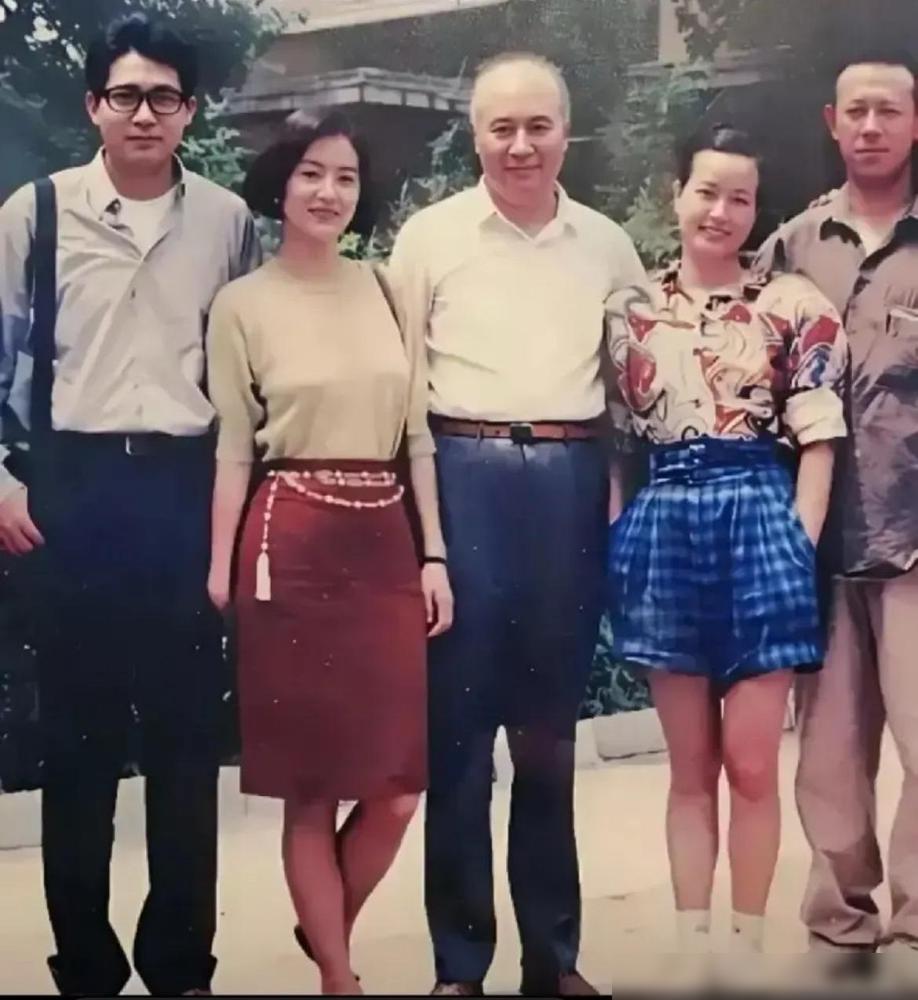 注意看，照片里刘晓庆做梦都没想到，当年自己和姜文往跟前一站，刹那间被林青霞、秦汉