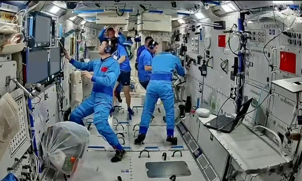 神舟二十号回家推迟，却多出不少收获。原本11月5日就该回来的三位航天员，因为