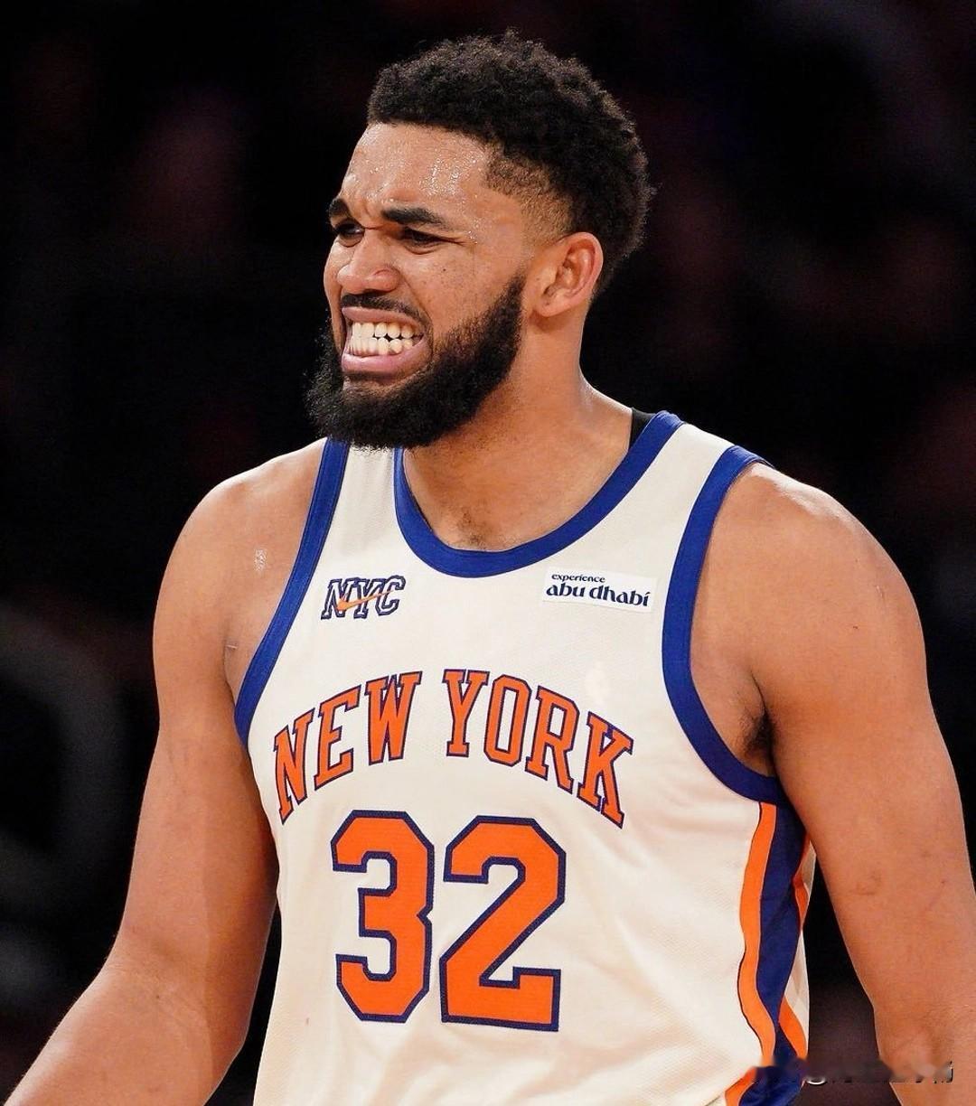 名记马克·斯坦恩爆料引爆NBA：尼克斯已将五次全明星中锋唐斯摆上交易货架，这位上