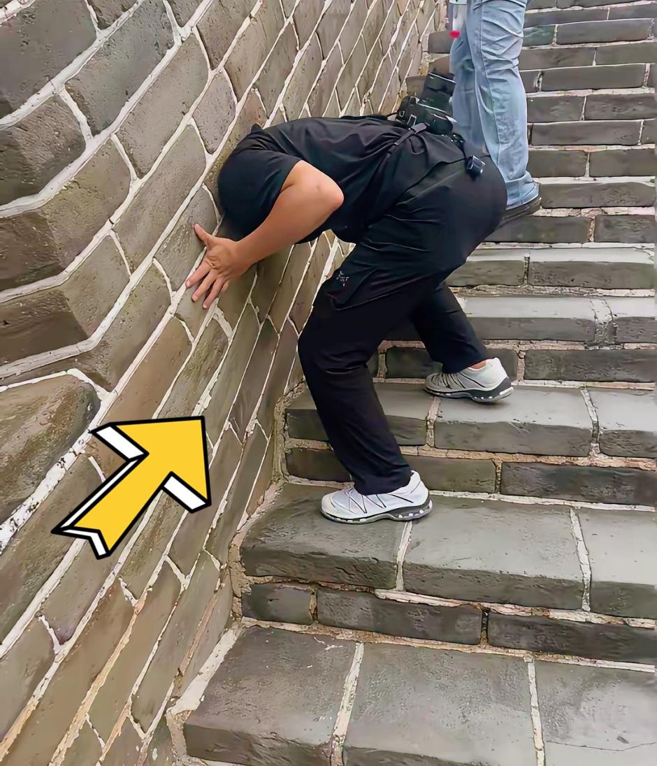 太离谱了！10月5日八达岭长城景区，一男子瞥见城墙有个洞口，一时好奇把头探出去看