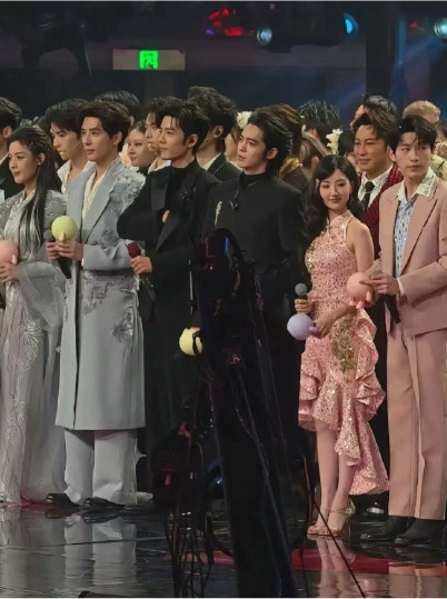 毛晓彤竟然是最矮的…还有这些男明星咋都一个发型