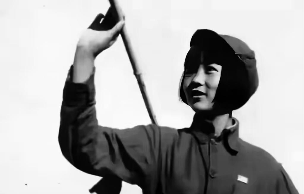 1939年，王凤鸣是罗荣桓带出来的老警卫，二十出头就混成苏鲁豫支队政委，偏偏追妇