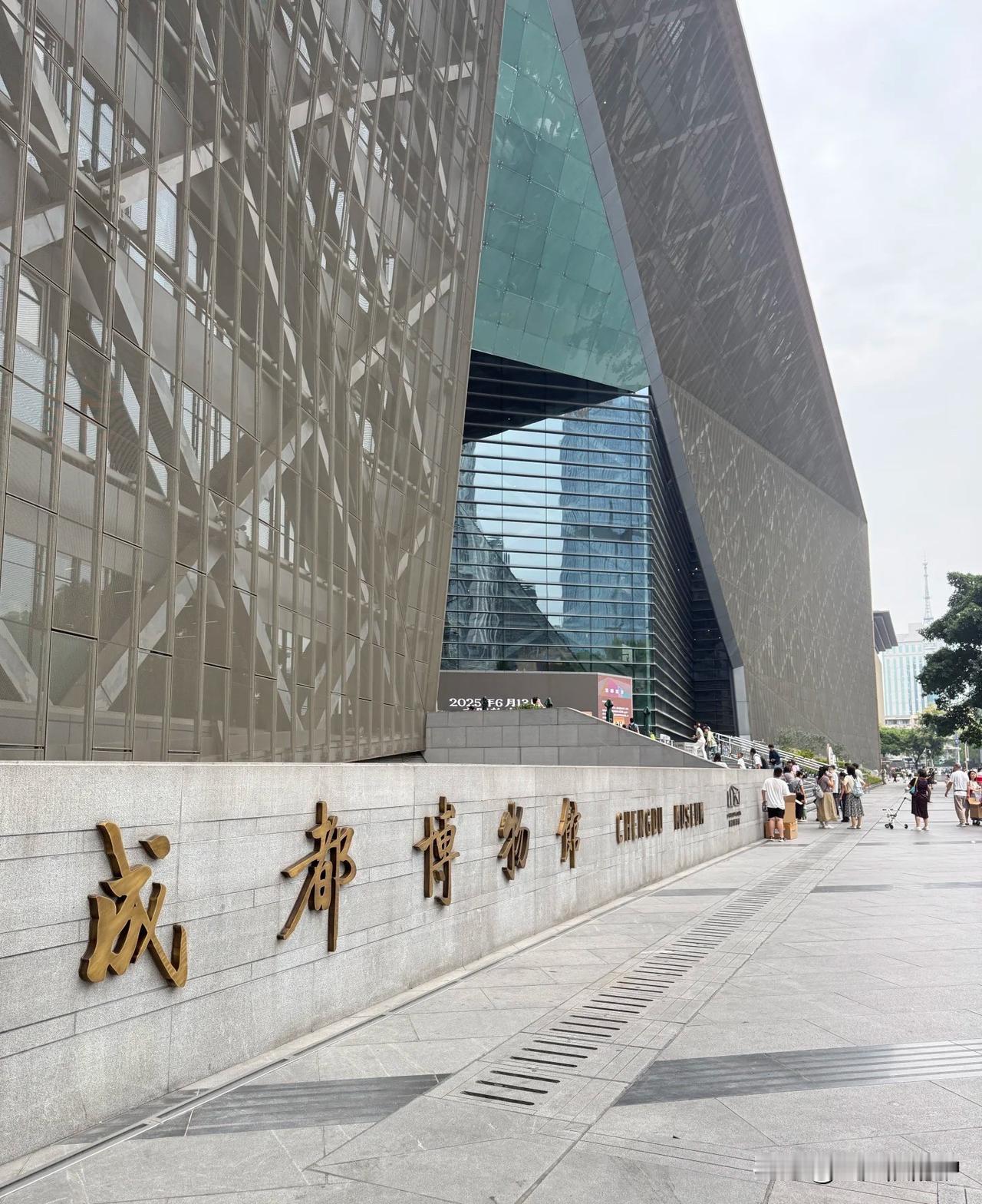 十二年前，我对西安与成都的印象还停留在「历史名城双璧」的固有认知里，甚至觉得西安