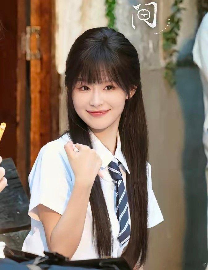 本来个子就小，还弄这么高的颅顶，整得像是大头娃娃，很难相信这是偶像戏女主，余茵的造型师还是太幽默了。