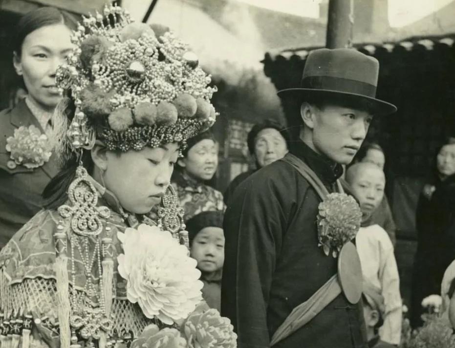 1942年，安徽省铜陵县柴塘镇，当地维持会会长朱世科家张灯结彩，为小儿子操办喜事