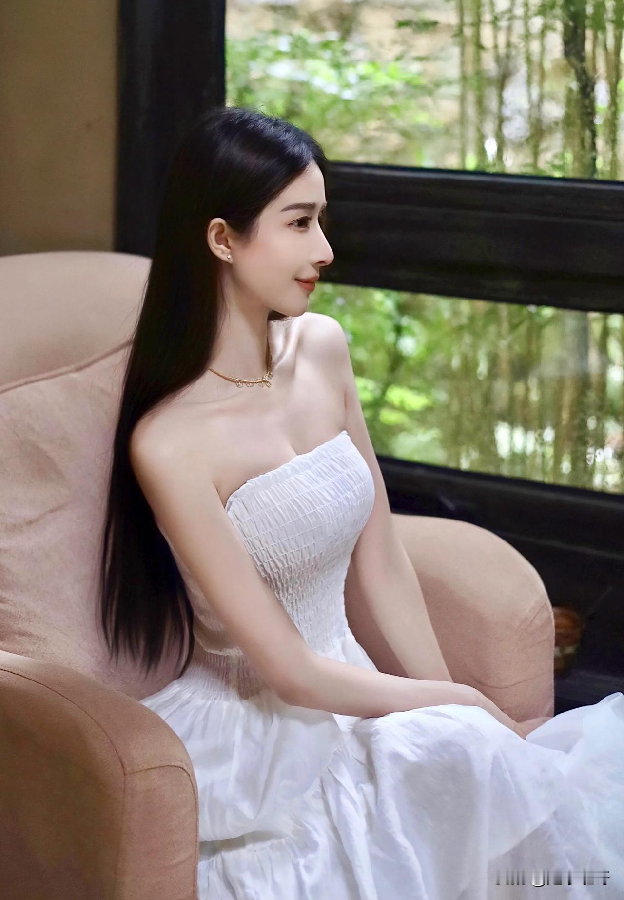 三千青丝如绸缎倾泻，映衬着她从容的笑靥。无需张扬，一颦一笑间自有诗书沉淀的