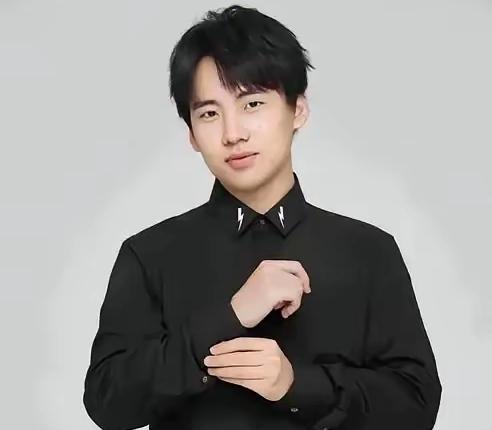 2月12日，郭麒麟因连续被催婚引发全网热议，相关话题阅读量迅速破亿。2月10日德