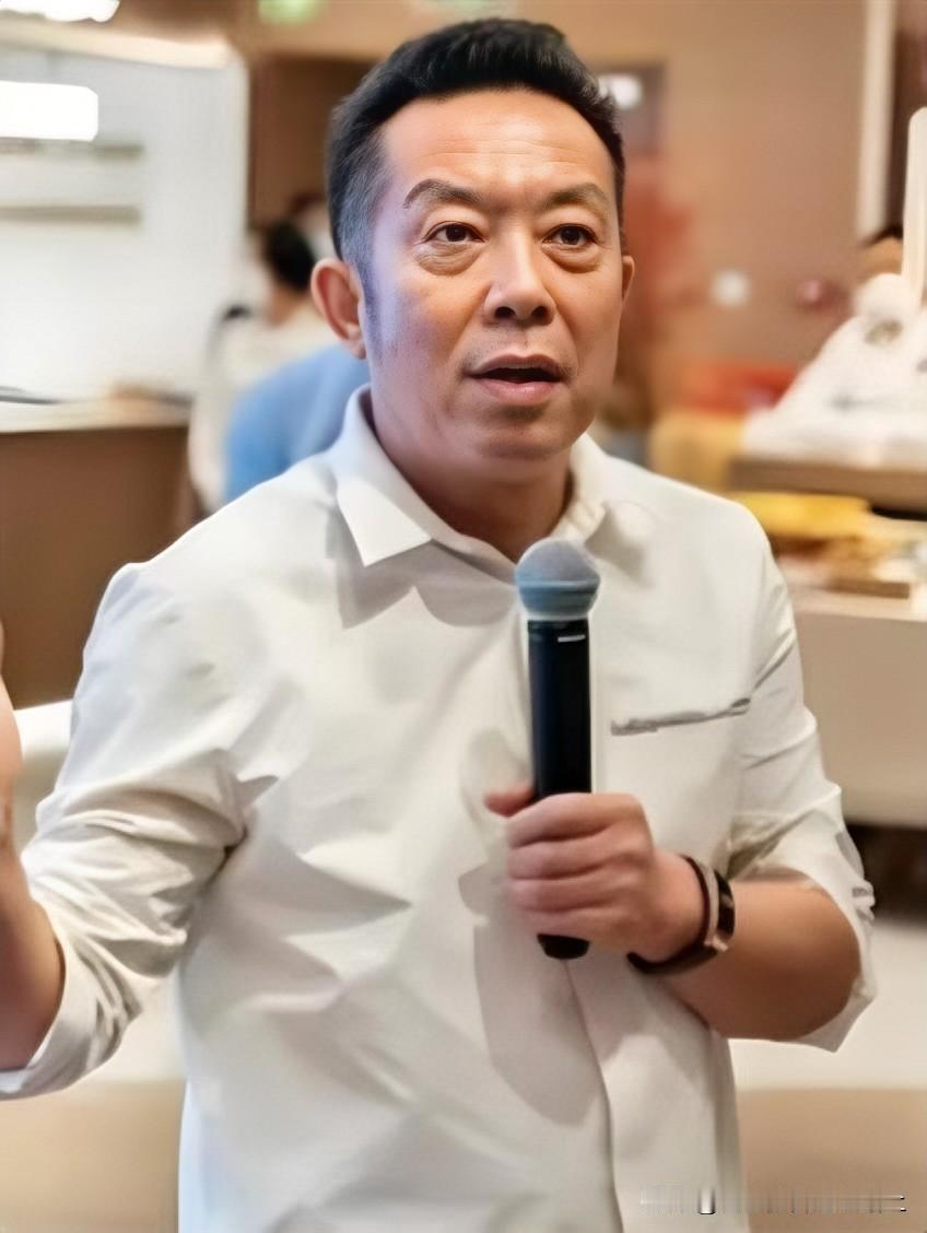 我只能说，太搞笑了，不对，太让人心酸了，感觉贾国龙把西贝的生死存亡交给了人民日报