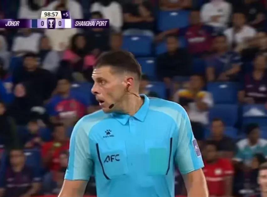 上海海港客战柔佛新山的比赛出现咂舌的一幕，这名来自澳大利亚的主裁判莫名其妙的额外