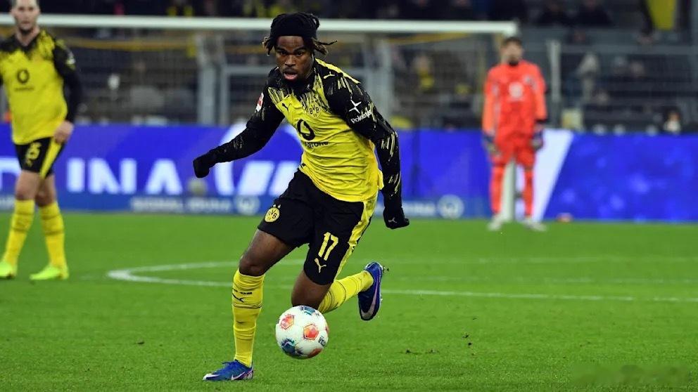 奥地利主帅朗尼克正在争取多特蒙德球员丘库埃梅卡代表奥地利参加世界杯，球员父母来自