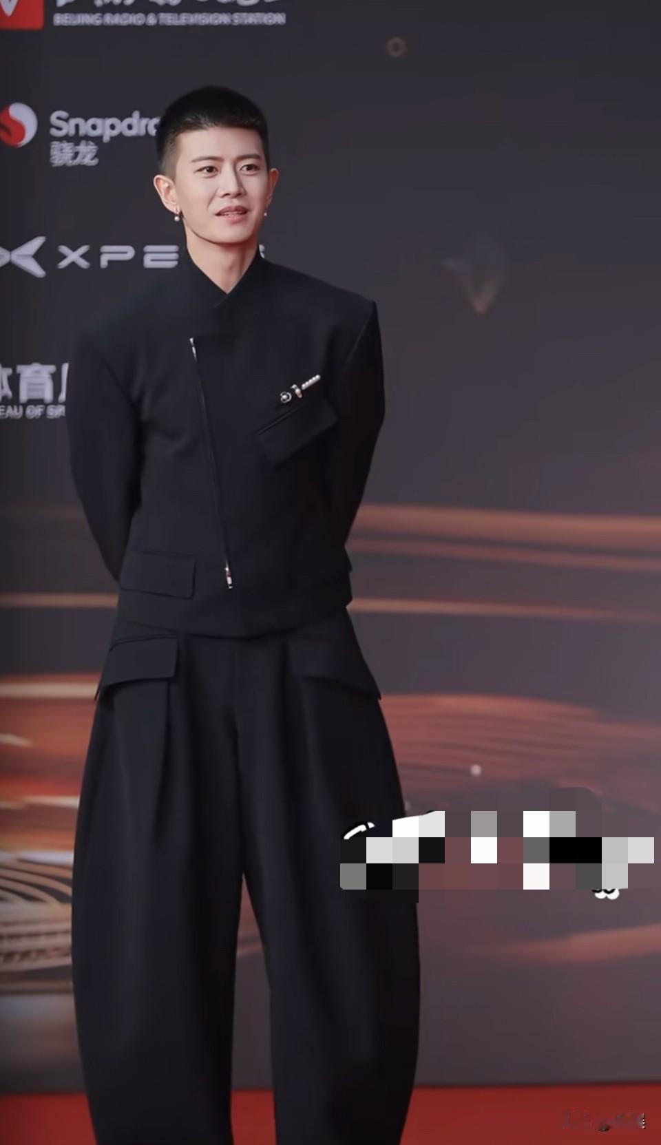 任嘉伦这气质韵味、帅气的面容，内娱没有对手！[爱心]嘉伦真的是励志啊，成为明