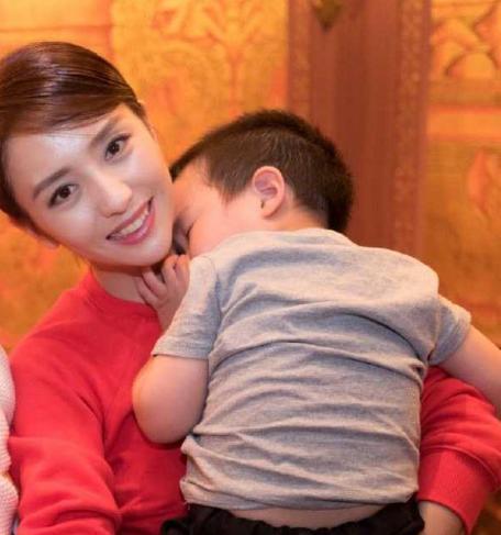 离婚4年，他俩把“前任”活成了同事。没有复合，没有撕逼，却把娃养得比很多完整家