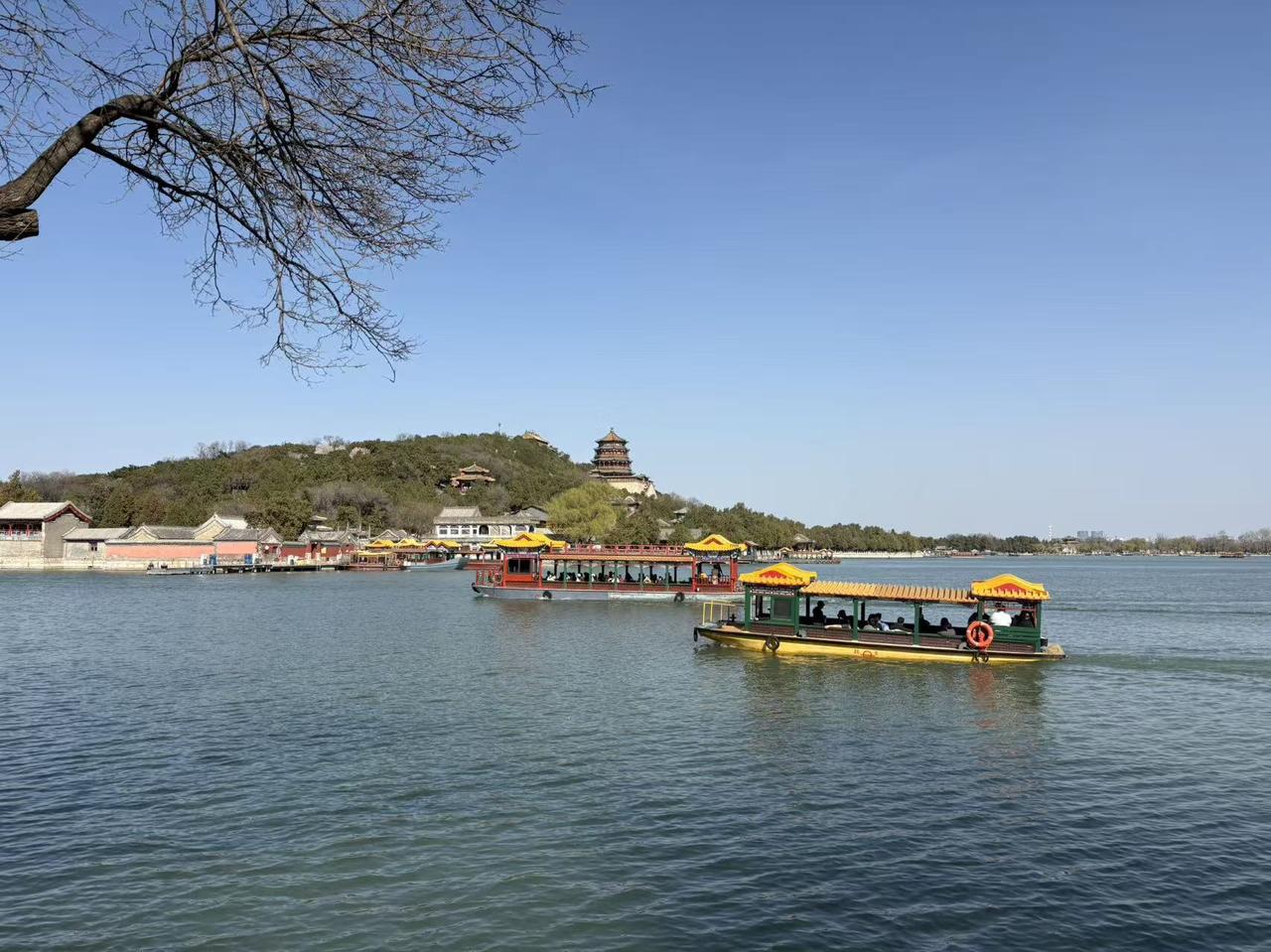 要说颐和园是不是北京最好的旅游景点，这还真不好说。颐和园确实超有名，是北京景点排