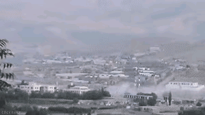 这炸弹的威力太大了，不仅天空火光冲天，感觉整个大地都在颤抖，现在这些武器越来越厉