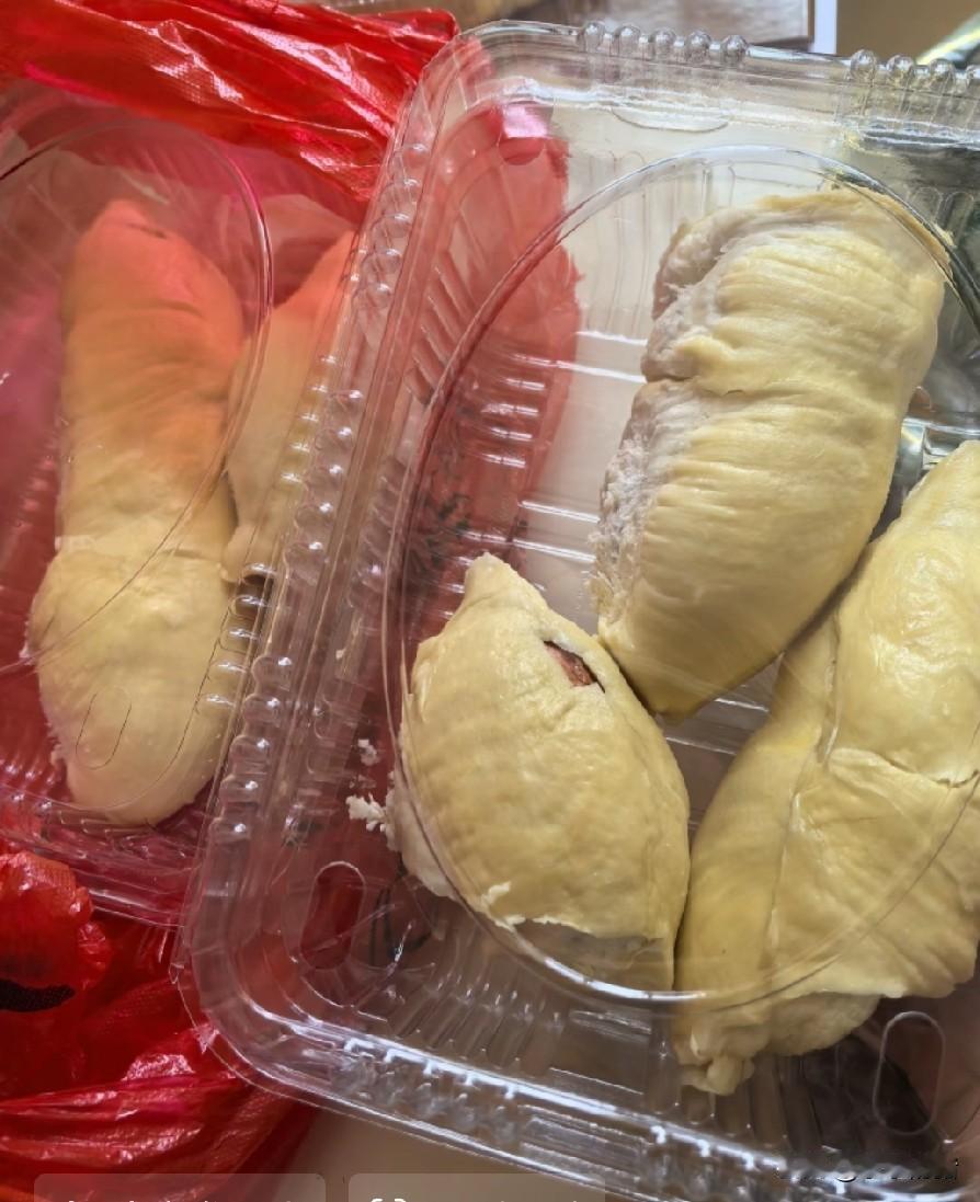 周六晚上吃过饭，孩子们嚷着要吃榴莲，孩子就和爷爷一起出去买了。刚买回来婆婆赶紧拿