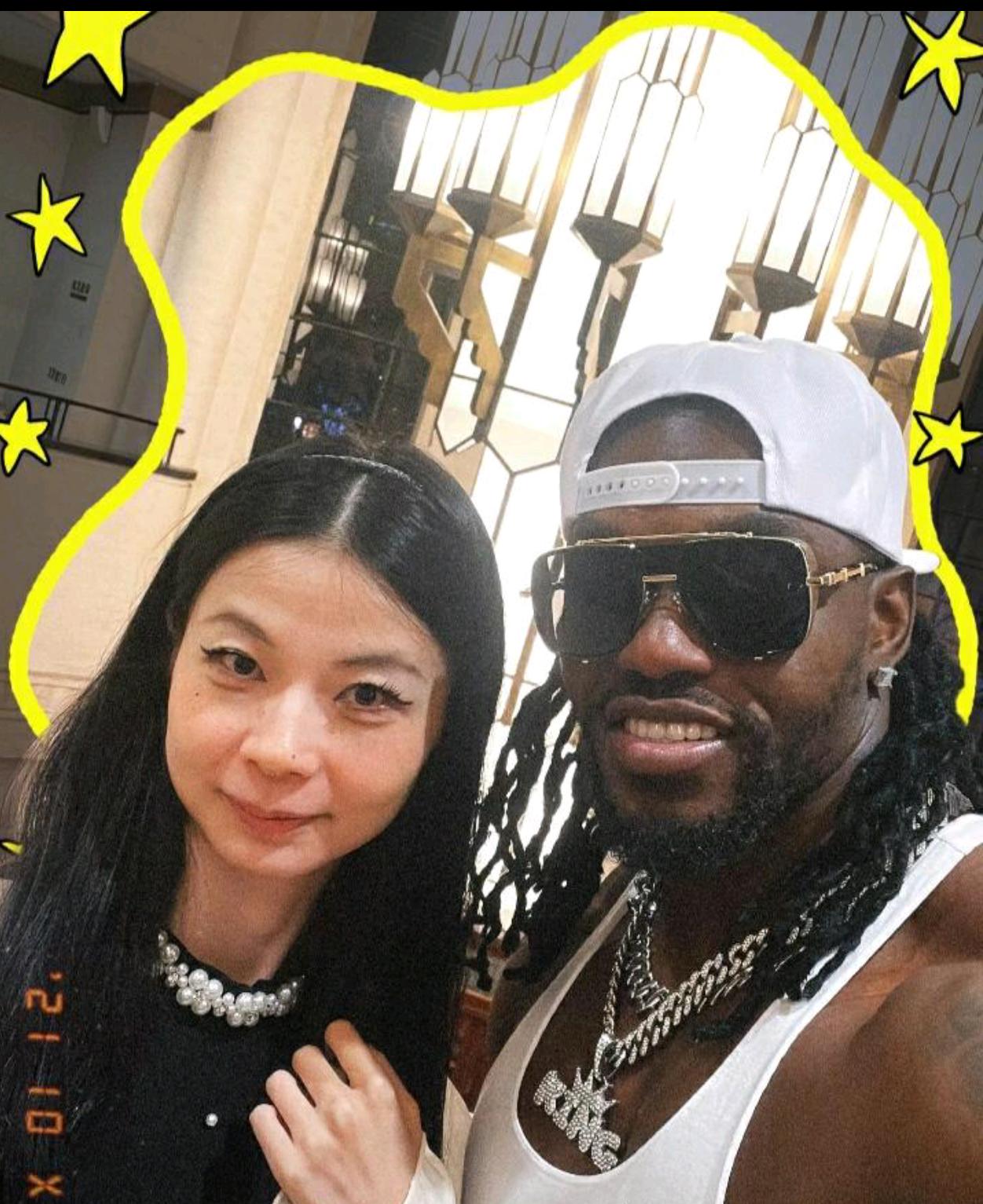 中国女大学生晒黑人男友合照，黑人男友高大魁梧满身肌肉，看起来安全感满满，你看中国