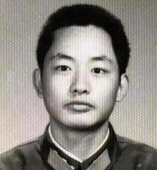 1984年老山轮战，解放军排长李海欣带领14名战士坚守142号高地。他