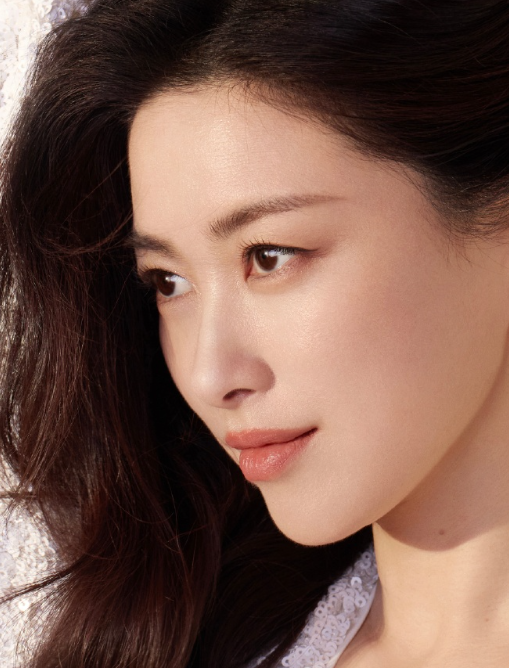 不刻意迎合却能打动所有人，朱珠身上有东方的典雅底蕴