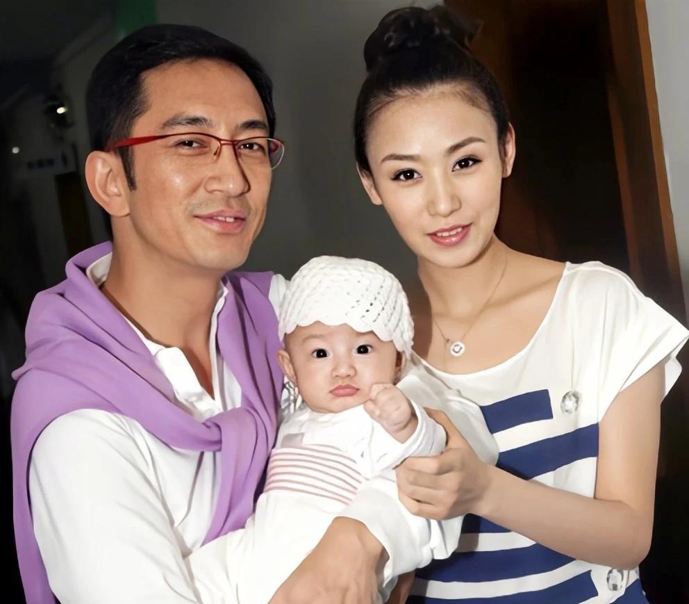 2007年，43岁的吴启华娶了比自己小21岁石洋子，结婚7年近5亿家产被石洋子挥