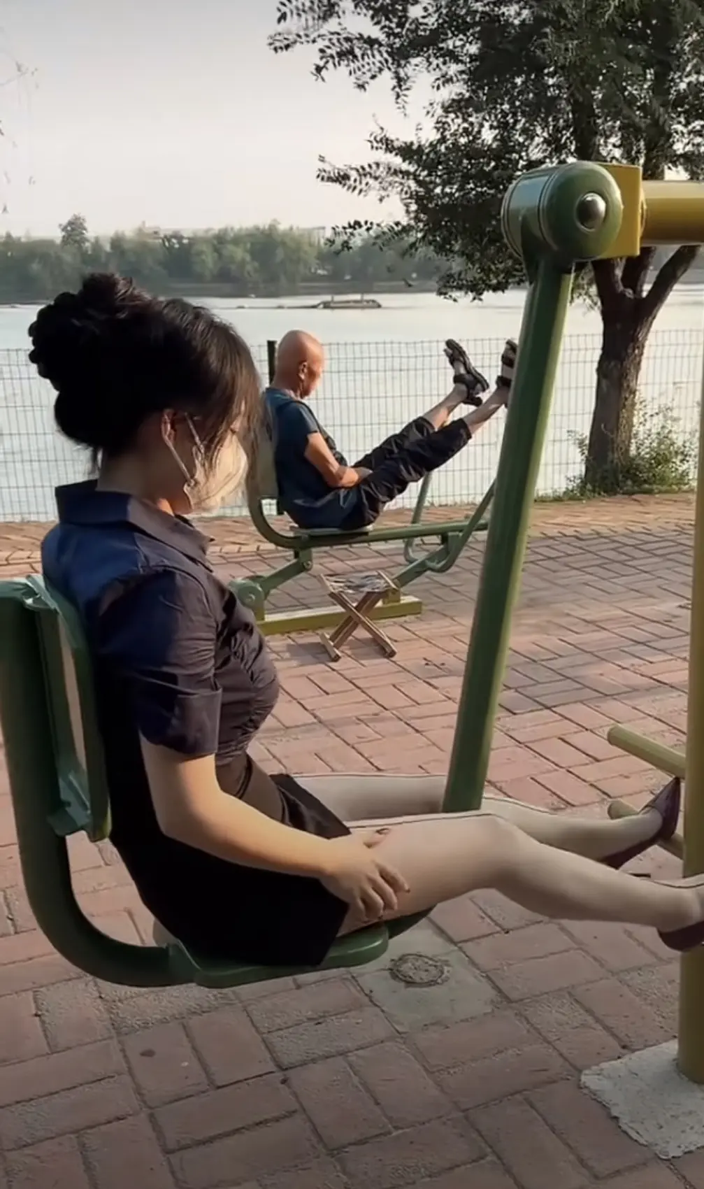 你这袜子穿反了，妹子，袜线是在后面的