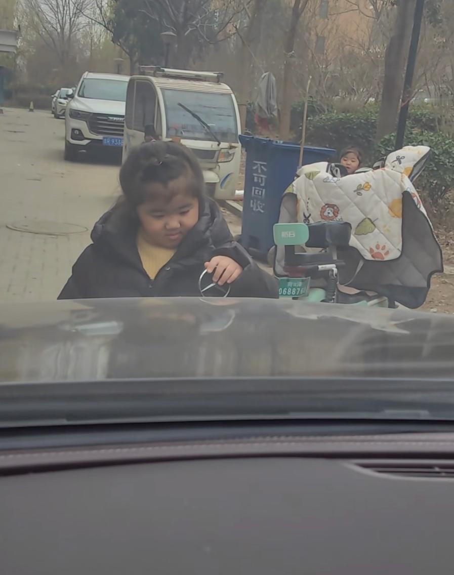 这大哥活该开奔驰！山东，一男子把车停在路边等人，突然一名小姑娘走过来，对着车头前